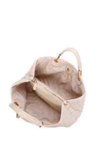 Borsa beige con esterno in pelle liscia, hardware dorato e un interno spazioso che presenta una tasca con zip e foderatura con marchio.