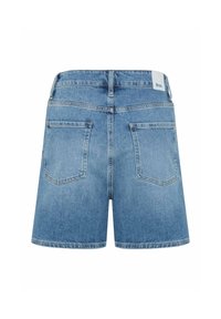 Short en jean bleu clair avec deux poches arrière et une petite étiquette blanche sur la ceinture indiquant "Brax."