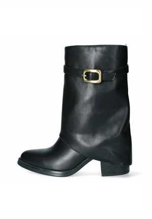 Stivaletto in pelle nera con design affusolato, tacco a blocco piccolo e una fibbia decorativa sul lato. Texture liscia e forma snella.