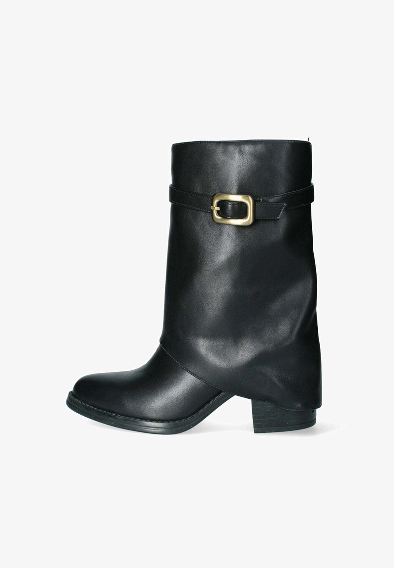 Stivaletto in pelle nera con design affusolato, tacco a blocco piccolo e una fibbia decorativa sul lato. Texture liscia e forma snella.