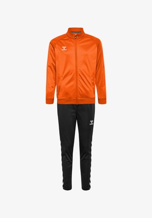 Orange zip-up sportsjakke med sorte træningsbukser. Jakken har en høj krave og lommer; bukserne har sidestriber og logo.
