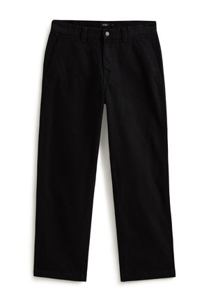 Fekete, egyenes szárú nadrág övbújtatókkal, elülső zsebekkel és gombos rögzítéssel, fehér háttéren lefektetve.