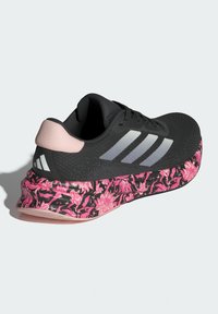 adidas Performance SUPERNOVA STRIDE - Pantofi de alergare pe asfalt - core black metalic sandy pink