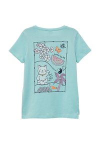 Turquoise T-shirt gemaakt van zacht katoen, met een speelse kattenafbeelding en bloemen- en vlinderontwerpen, en tekstaccenten.