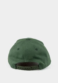 Grüne Stoff-Baskenmütze mit strukturierter Krone, verstellbarem Riemen und belüftenden Ösen. Texturierte Oberfläche mit glattem Innenfutter.