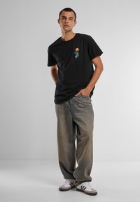 Mister Tee CHROME SKELETON HAND  - Camiseta estampada - black