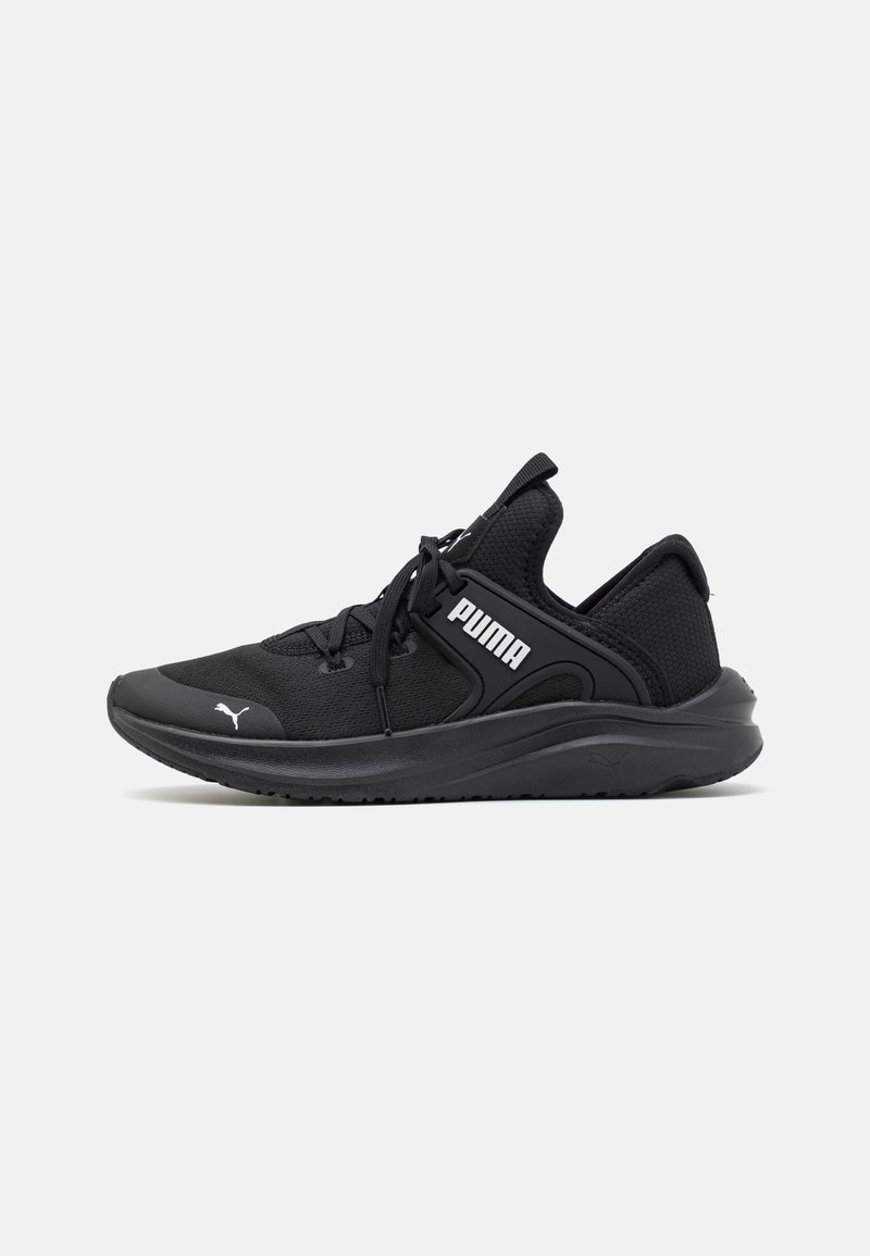 Baskets de sport noires avec une tige en mesh, un collier rembourré et une semelle en caoutchouc. Le design comprend des lacets et un logo blanc sur le côté.