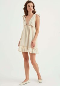 Chiquelle RUFFLE DRESS - Freizeitkleid - beige