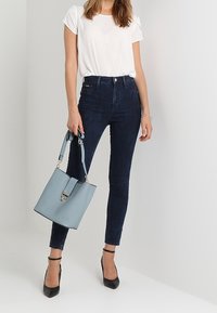 Guess Vaqueros pitillo - dark-blue denim