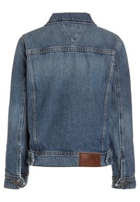 Modrá džínová bunda s klasickým střihem, s hnědým koženým štítkem na zadní straně, knoflíkovými manžetami a rovnými švy.