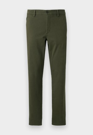 Pantaloni slim-fit verde oliva in tessuto di cotone con una texture liscia. Presentano una chiusura con cerniera e bottone, con tasche laterali.