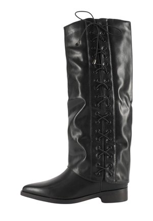 Stivale in pelle nera fino al ginocchio con una finitura liscia, dotato di lacci anteriori e un tacco basso a blocco. Design con punta affusolata.