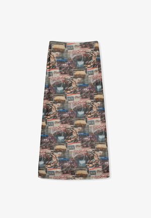 Ilga sijonas, kuriame pavaizduoti ryškūs automobilių ir miesto scenų fotografiniai spaudiniai rožiniais, mėlynais ir smėliniais atspalviais. Sklandus paviršius.