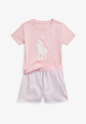 Roza bombažna majica s kratkimi rokavi z grafiko belega polocentrista, v kompletu z roza in belimi črtastimi kratkimi hlačami, ki imajo na pasu napis "POLO RALPH LAUREN."