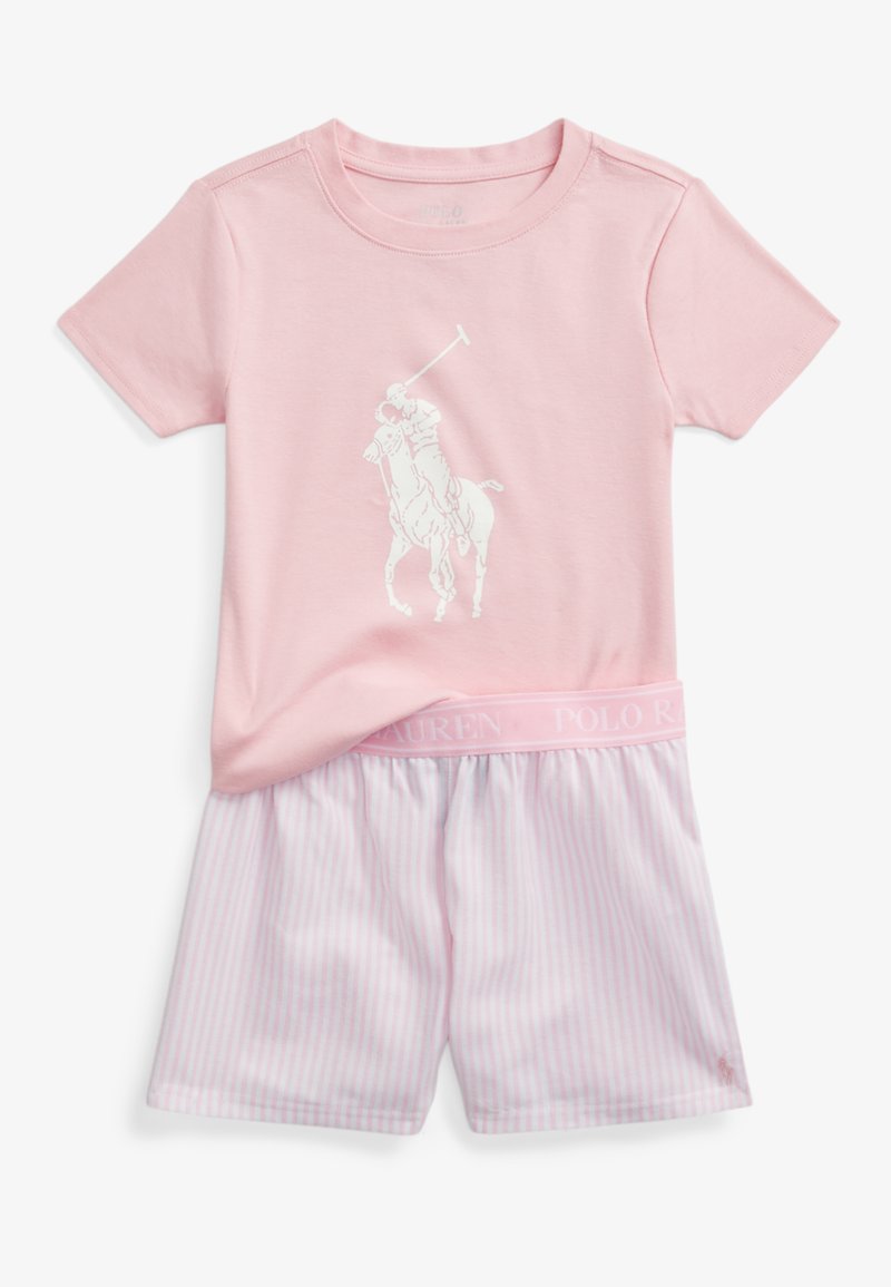 Cămașă t-shirt din bumbac roz cu un grafic alb de jucător de polo, asortată cu pantaloni scurți roz și albi cu dungi, având un brâu etichetat "POLO RALPH LAUREN."