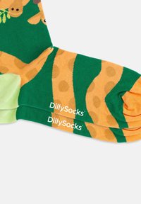 Bunte Baumwollsocken mit einem grün-orange gestreiften Muster, verziert mit einem hellgrünen Akzent und "DillySocks"-Logo.