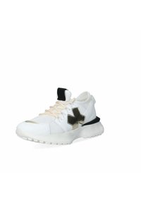 Scarpa sportiva bianca con accenti dorati, controcavallo nero e tessuto testurizzato. Presenta una suola arrotondata e lacci color crema.