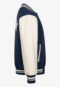 Giacca varsity navy e crema con corpo in mohair, maniche in pelle, colletto a righe e polsini a costine. Presenta un logo sulla parte anteriore.