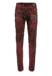 Rode denim broek met een gestructureerde afwerking, voorzien van decoratieve stiksels, meerdere zakken en een opvallend merketiket op de tailleband.