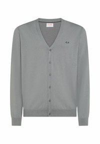 Cardigan grigio con scollo a V, chiusura frontale con bottoni, maniche lunghe, orlo a coste e piccolo logo a triangolo nero sul petto. Texture morbida.