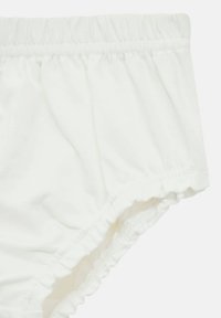 Mutande in cotone bianco con vita elastica arricciata e bordi arricciati. La texture appare morbida e liscia, senza fantasie.