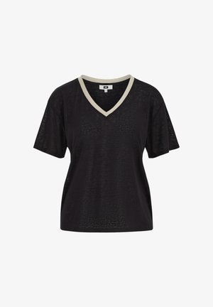 Mustvalge lühikeste varrukatega V-kaelusega särk, mille kaelusserv on helebeeži värvi, taustal on valge uni.