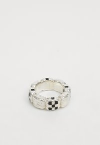 Anello in argento con texture, caratterizzato da sezioni alternate lisce e opache, con accenti quadrati neri in segmenti selezionati. Forma rotonda.