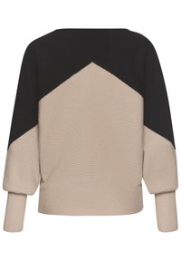 Strickpullover in Beige und Schwarz, mit einem geometrischen Design, das einen schwarzen oberen Teil und einen beigen unteren Teil aufweist, sowie einer gerippten Textur.