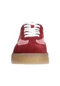 Rode suède sneakers met roze meshpanelen, witte veters en een gestructureerde beige rubberen zool. Beschikt over een ronde neus en een klassiek ontwerp.