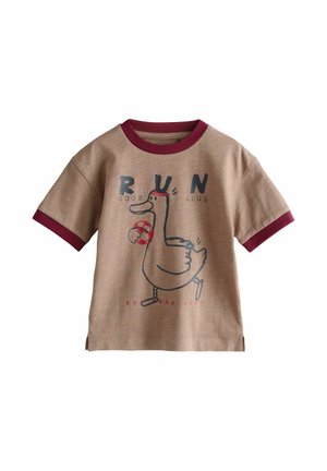 Beiges Kinder-T-Shirt mit dunkelrotem Kragen und Ärmelabschlüssen, mit einem Cartoon-Entchen, das mit einem roten Fußball läuft, und dem Text „RUN Good Club“.