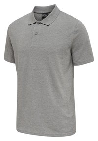 Camiseta tipo polo de manga corta gris, hecha de tela suave, con cuello con solapa, tapeta de tres botones y bajo recto.
