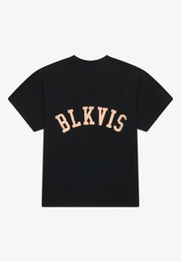 Camiseta de algodón negra con mangas cortas. La parte posterior presenta 'BLKVIS' en una fuente serif de color rosa desvaído, arqueada en la parte superior. Diseño de ajuste clásico.