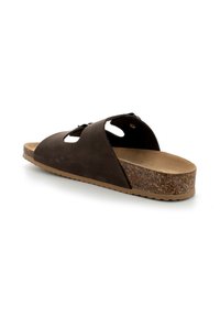 Sandal con tacco in suède marrone, con punta aperta, design intagliato e tacco in sughero. Suola strutturata per grip e comfort.