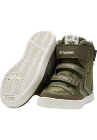 Sneakers alta verdi con tessuto testurizzato, dettagli in pelle e cinturini in Velcro. Presentano una suola in gomma bianca con un motivo a zig zag.