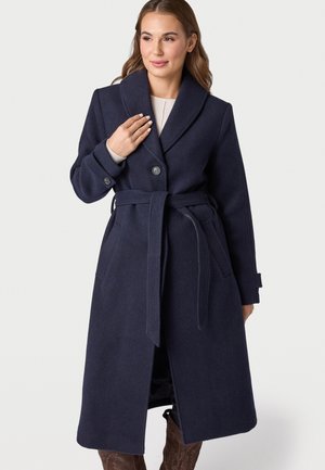 Marineblauer langer Mantel aus einem weichen, schweren Stoff mit einem breiten Kragen, doppelt geknöpft, mit einem Gürtel in der Taille und seitlichen Taschen.