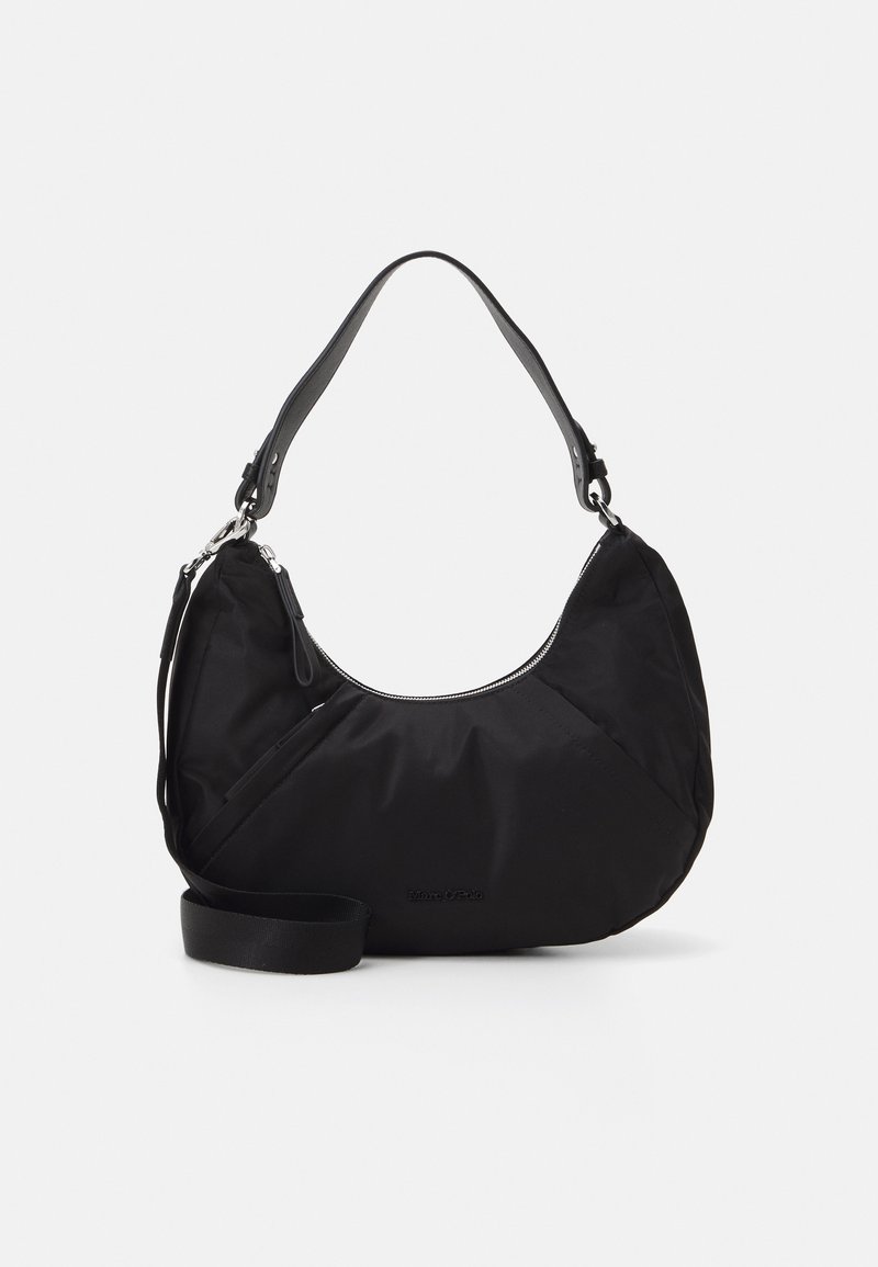 Sac à bandoulière noir en nylon avec une forme arrondie. Présente une bandoulière en cuir lisse et une fermeture zippée. Comprend un détail de logo subtil.