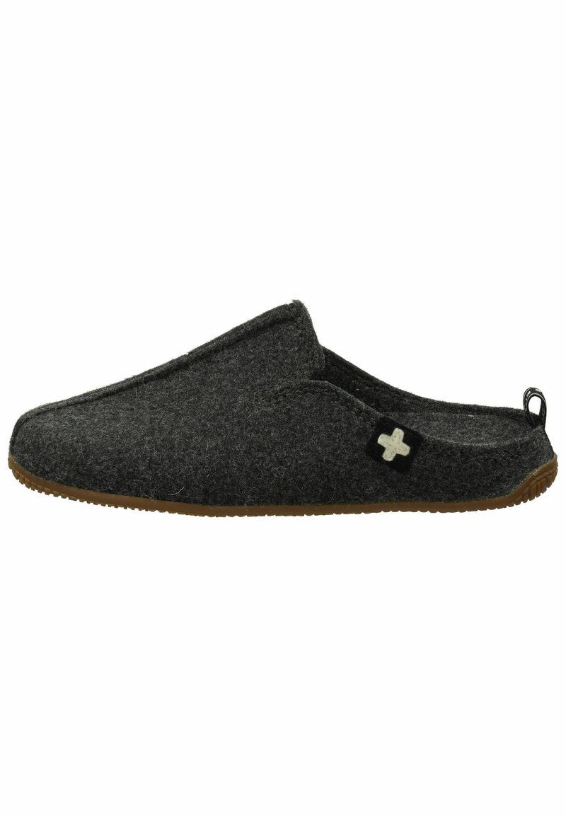 Zapatilla de casa gris con parte trasera cerrada, suela de goma marrón y un pequeño detalle de acento en blanco y negro en el lateral. Textura suave en toda su superficie.