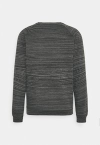 Pull en maille gris foncé à manches longues avec un subtil motif chiné horizontal, présenté de dos sur un fond blanc uni.