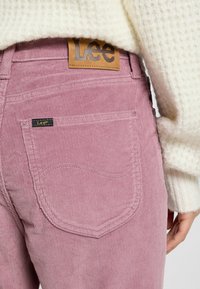 Lee CAROL - Pantalon classique - plumberry