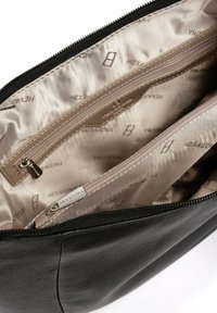 Interno di una borsa in pelle nera con una texture liscia, dotata di due scomparti con zip e di una fodera decorata con la parola "HEXAGONA."
