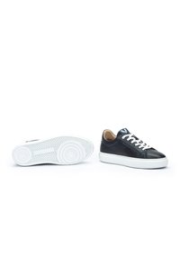 Zwarte leren sneakers met witte rubberen zolen, contrasterende veters en een ronde neus. Getextureerde accenten aan de zijkant en hiel.