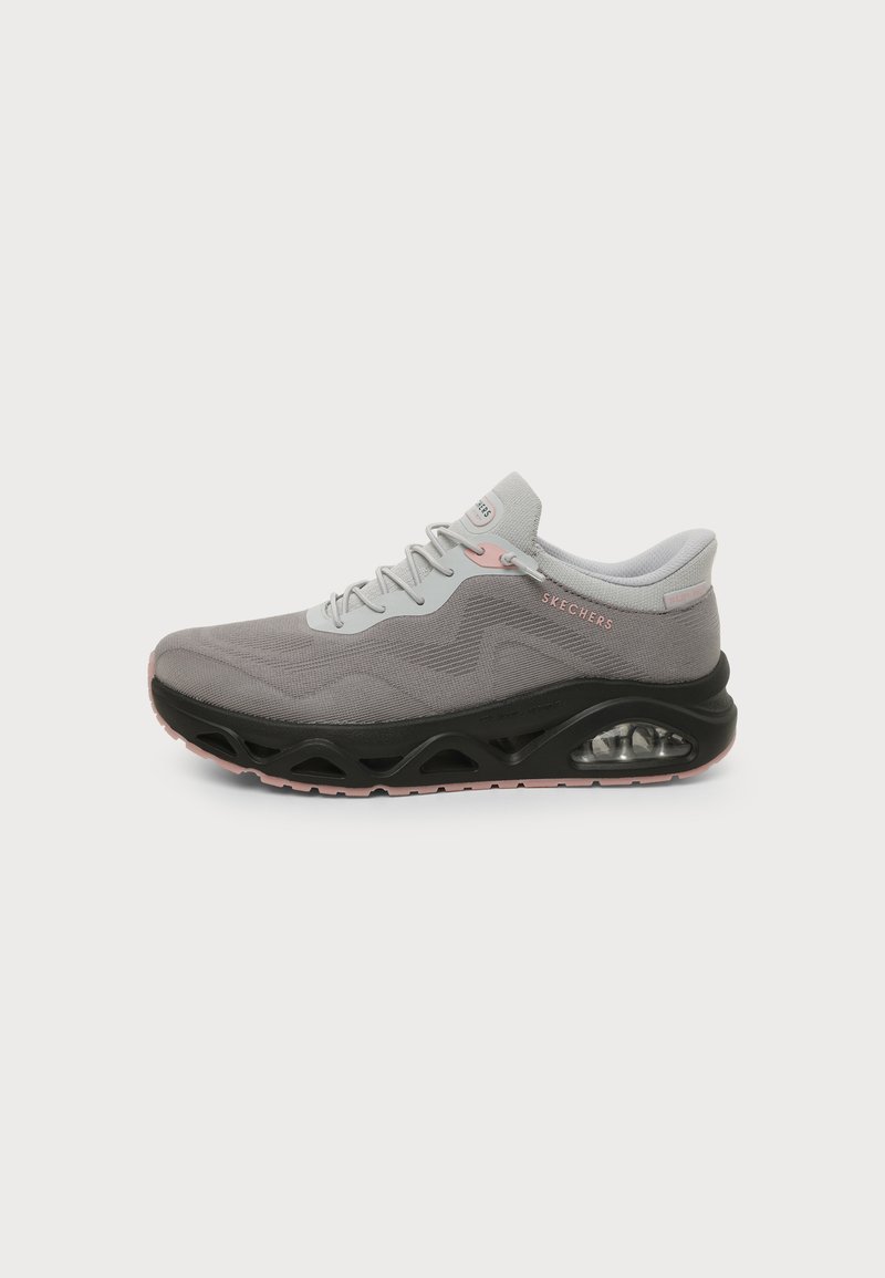 Γκρι και ροζ αθλητικό παπούτσι Skechers με μαύρη σόλα και ορατό αερόσακο στο πλάι, προβολή από την εξωτερική πλευρά.
