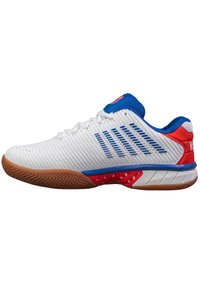Tenisové boty s bílým síťovinovým svrškem, modrým límcem a červenými detaily. Mají texturovanou podrážku s rybinovým vzorem pro lepší přilnavost.