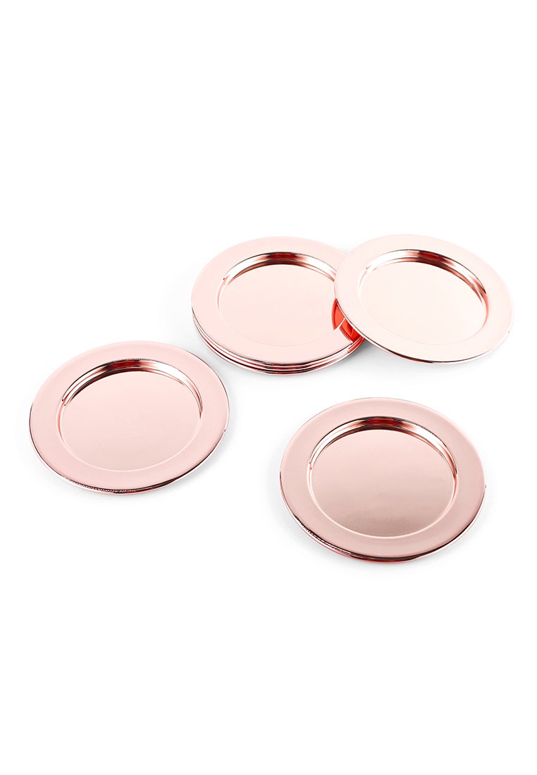 Set von vier runden Tellern in metallic Roségold, mit einer glatten Oberfläche und glänzendem Finish, sowie einem leicht erhöhten Rand.
