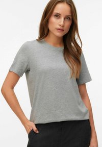 Maglietta grigia a maniche corte realizzata in materiale morbido, con un classico scollo rotondo e piccoli dettagli decorativi sulla parte frontale.