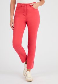 Rode katoenen broek met een slim fit, middelhoge taille, voorzakken en een gladde textuur, gecombineerd met witte sneakers.