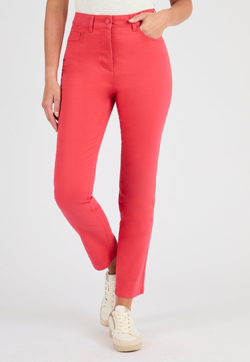 Rode katoenen broek met een slim fit, middelhoge taille, voorzakken en een gladde textuur, gecombineerd met witte sneakers.