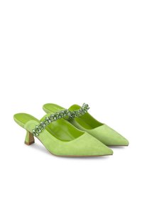 Décolleté verde in suede con punta affilata, tacco a blocco basso e una cintura decorativa con embellishments verdi. Texture liscia.