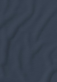 Σκούρο μπλε ύφασμα με διακριτικές διαγώνιες πτυχώσεις που δείχνουν μια απαλή, λεία υφή.