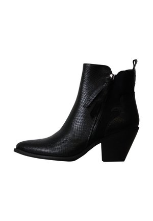 Bottine noire en cuir avec bout pointu, motif texturé, fermeture éclair latérale et talon bloc, vue de côté extérieur.